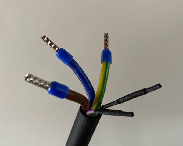 Adernendhülsen auf dem Kabel