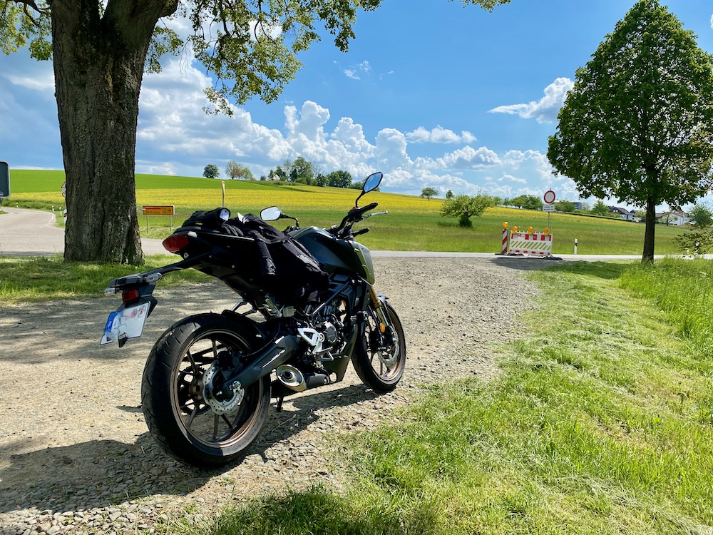 Honda CB125R im Grünen