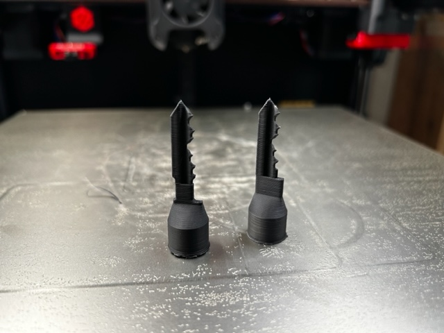Zwei Plastikschlüssel im 3d-Drucker